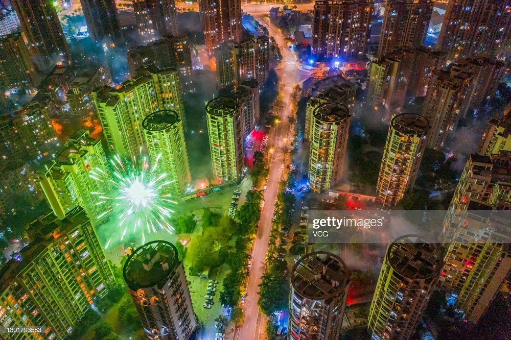 آتش بازی بر روی آسمان خراشها در جشن سال نو چینی + عکس