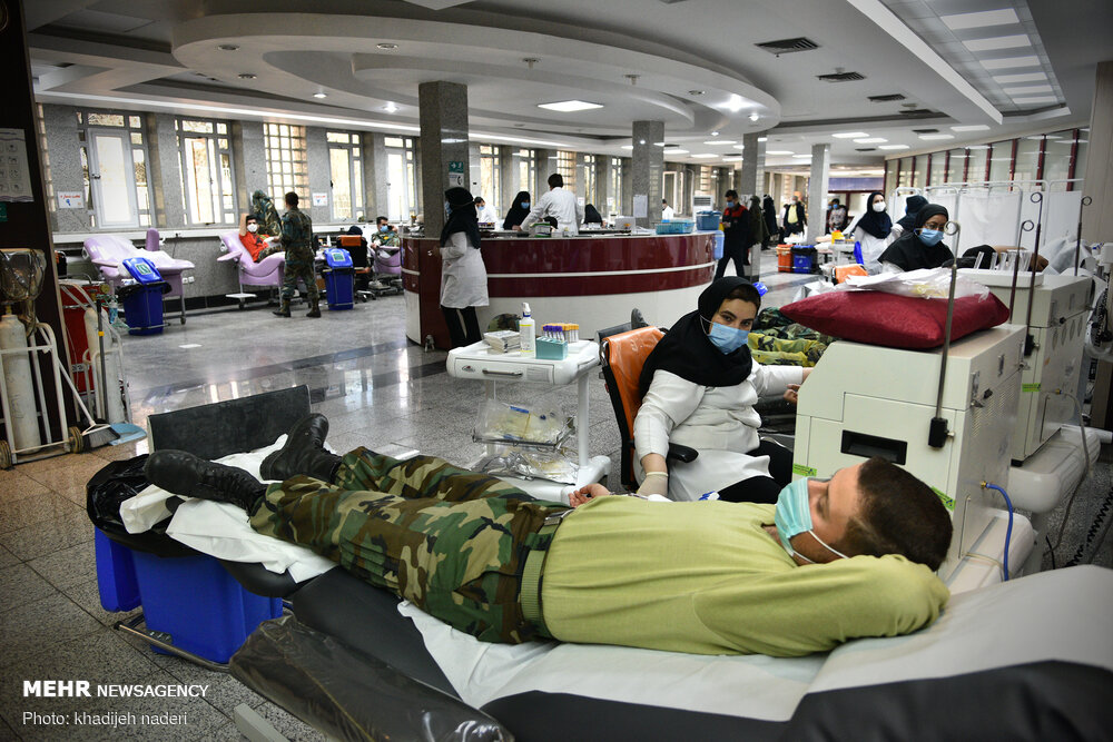  پیش قدم شدن نیروهای ارتش برای اهدای خون + عکس