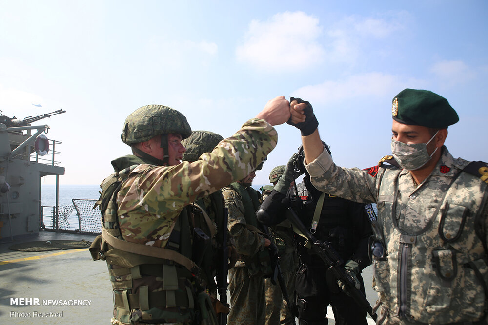 خوش و بش نیروهای نظامی ایران و روسیه در رزمایش + عکس