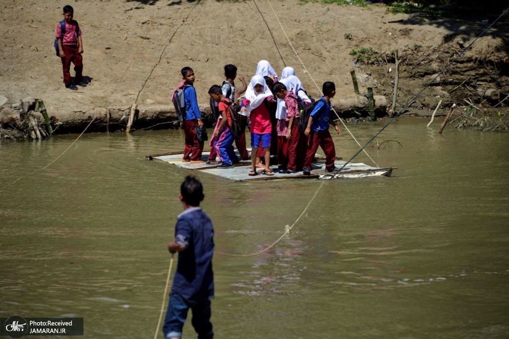 انتقال دانش آموزان اندونزیایی با قایق بامبو + عکس
