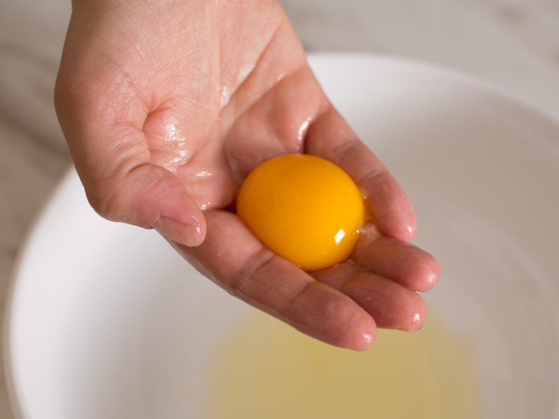 چگونه از زرده تخم مرغ برای موها استفاده کنیم؟