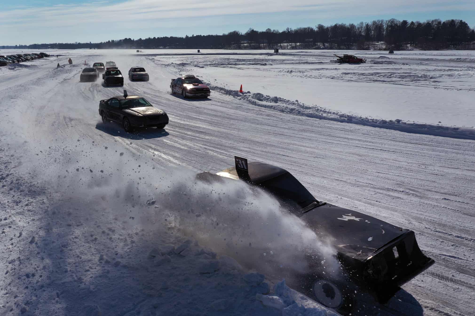 مسابقه اتومبیلرانی روی دریاچه یخ زده! + عکس