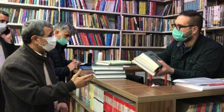 احمدی‌نژاد در کتابفروشی‌های خیابان انقلاب + عکس