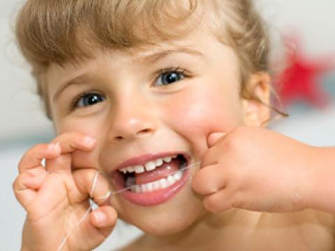 خونریزی لثه در هنگام استفاده از نخ دندان عادیه؟