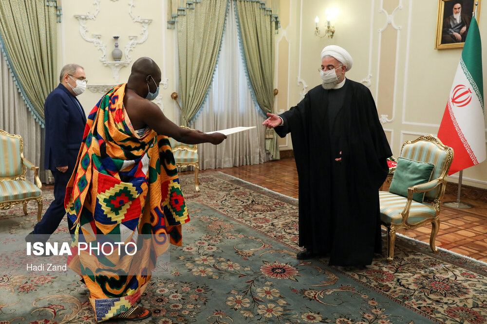 لباسهای عجیب سفیران هنگام تقدیم استوارنامه به رییس‌جمهور! + عکس