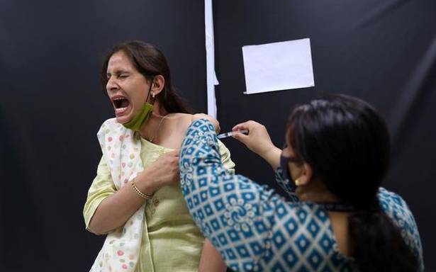 واکنش عجیب زن هندی در مقابل تزریق واکسن کرونا + عکس