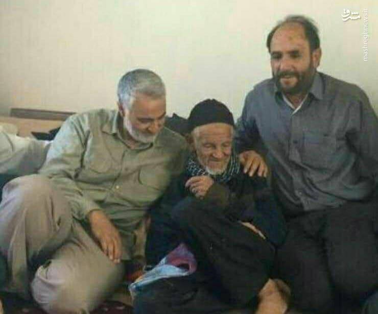 تصویر کمتر دیده شده از حاج قاسم سلیمانی در کنار پدرشان + عکس
