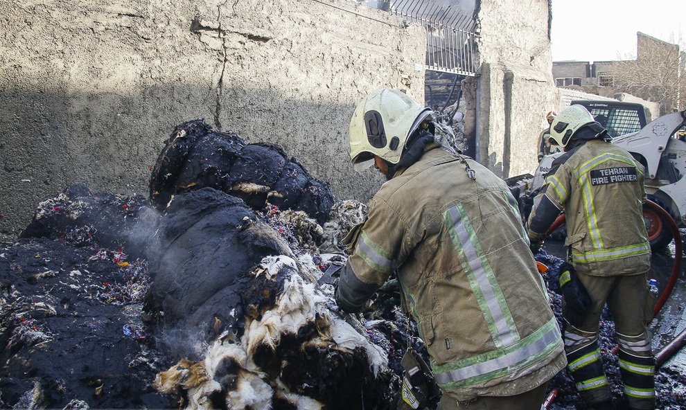 آتش سوزی انبار پنبه در خیابان مولوی تهران + عکس‌ها 