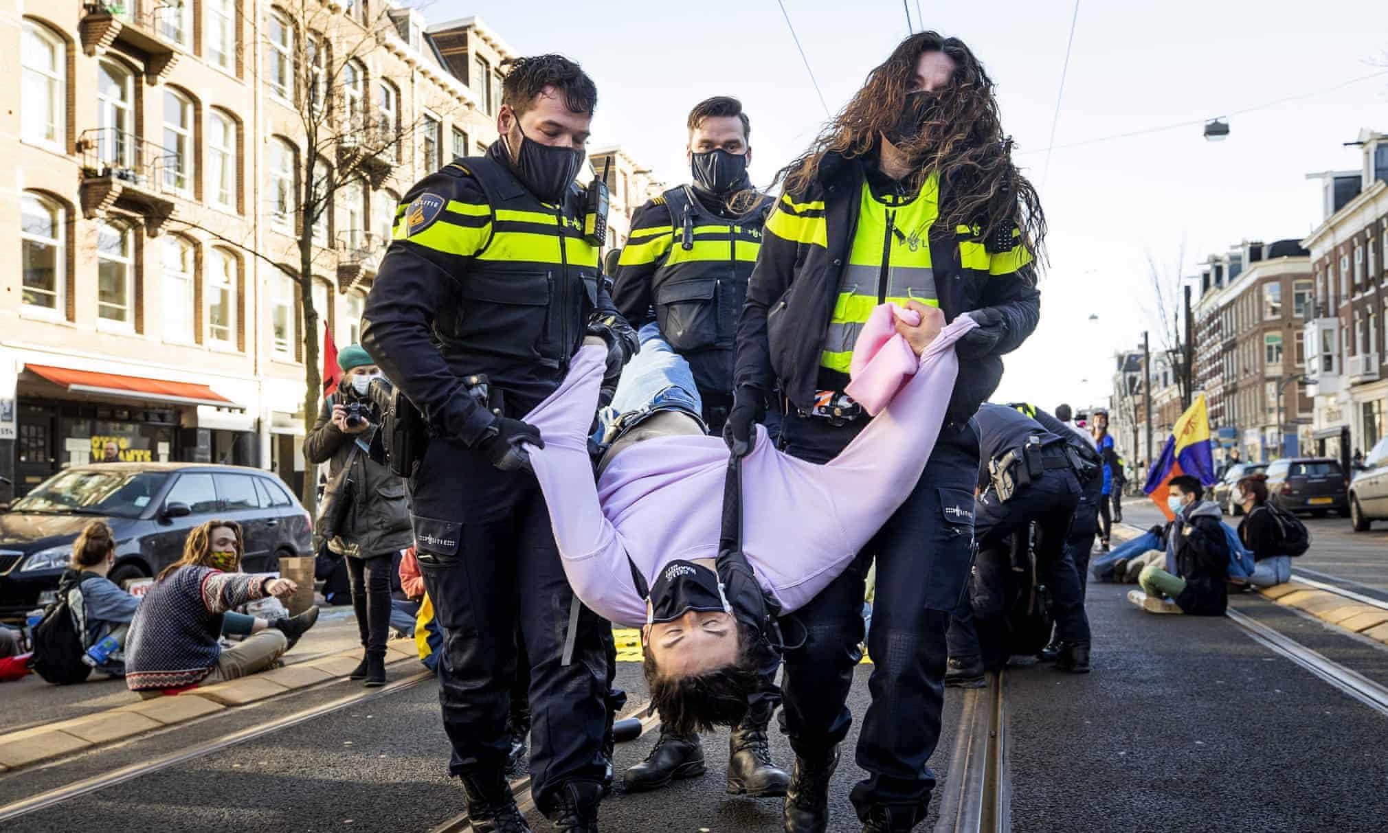 دستگیری فعالان جنبش محیط زیستی در هلند + عکس