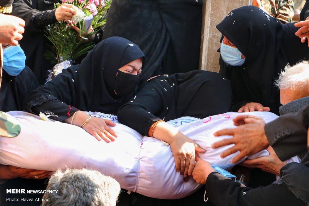 لحظه در آغوش گرفتن شهید تازه تفحص شده + عکس