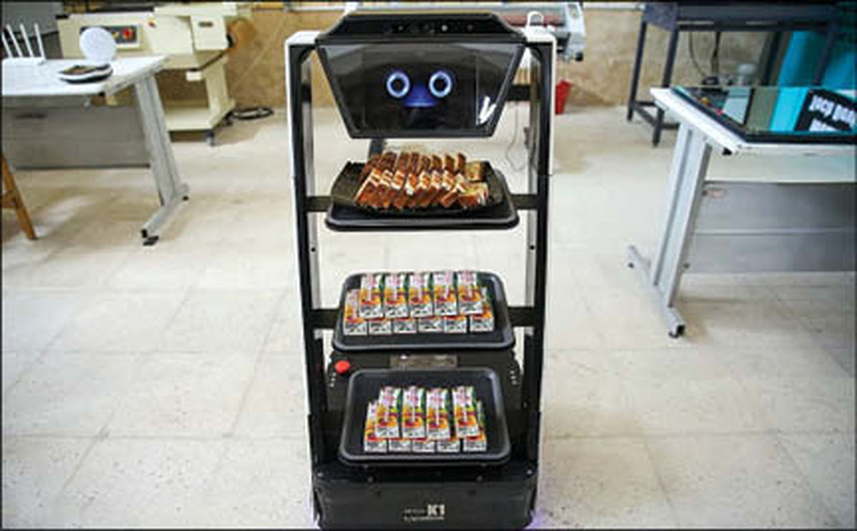 پذیرایی روبات خوش خنده ایرانی از مهمانان +عکس