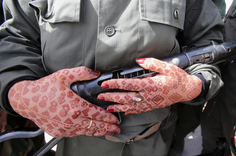 اسلحه در دست سرباز خانم الجزایری + عکس