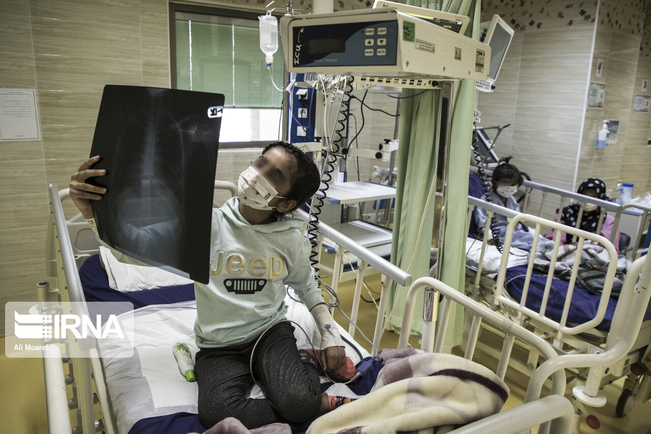 اسکن ریه های کرونایی کودک در بیمارستان + عکس