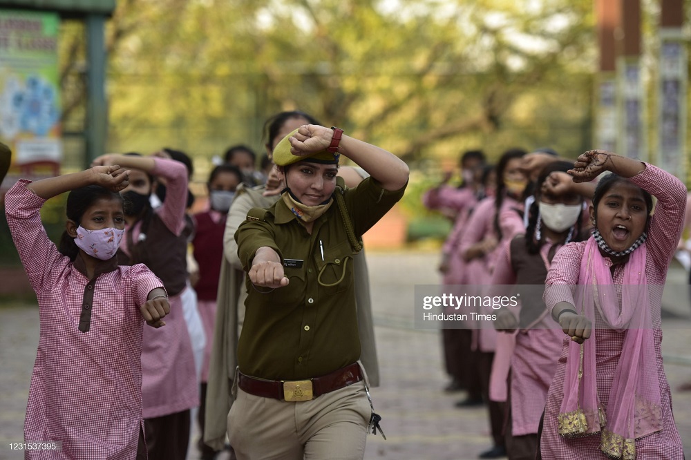 آموزش دفاع شخصی به زنان هندی توسط پلیس! + عکس