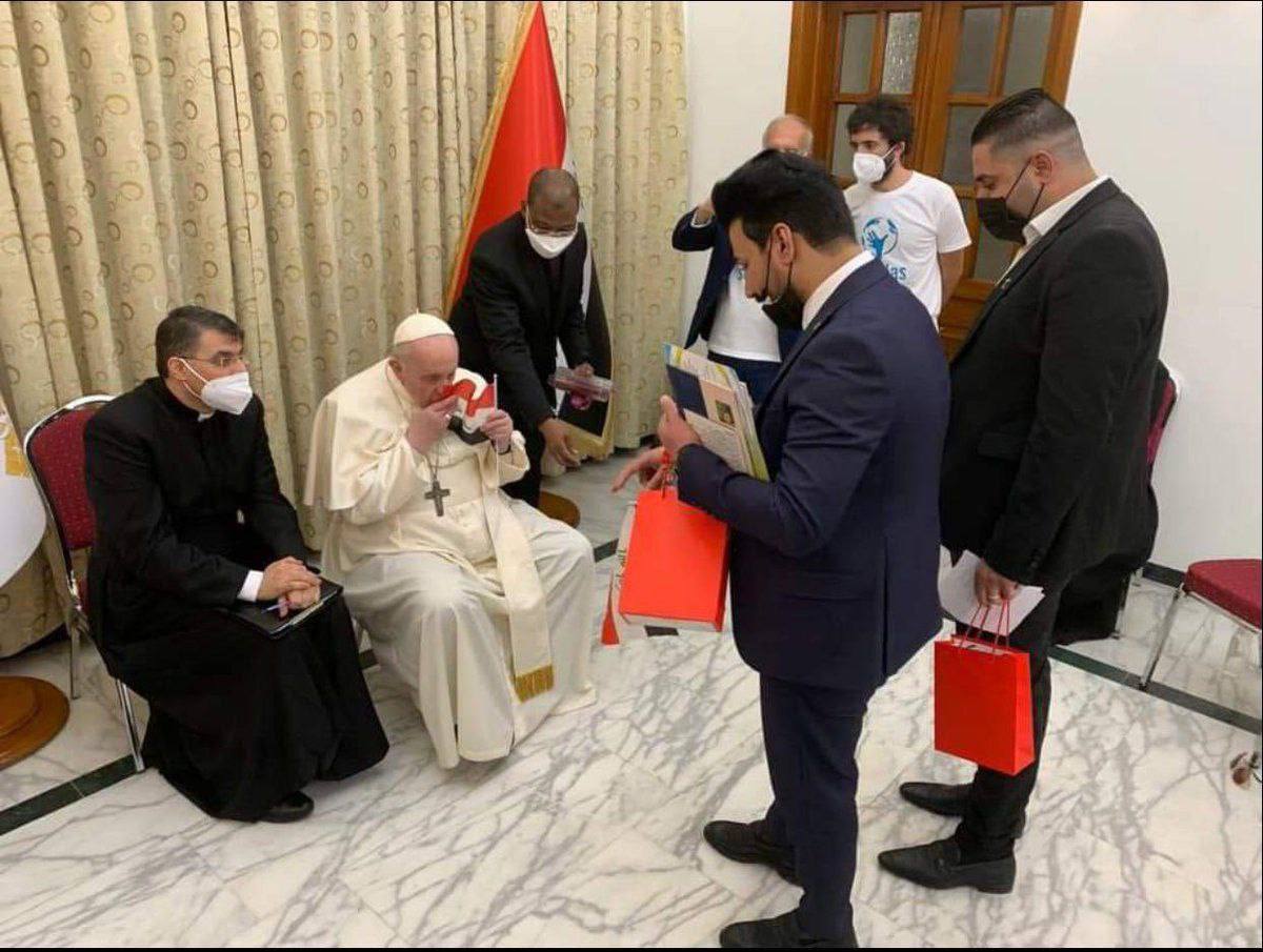 بوسه پاپ بر پرچم عراق+عکس