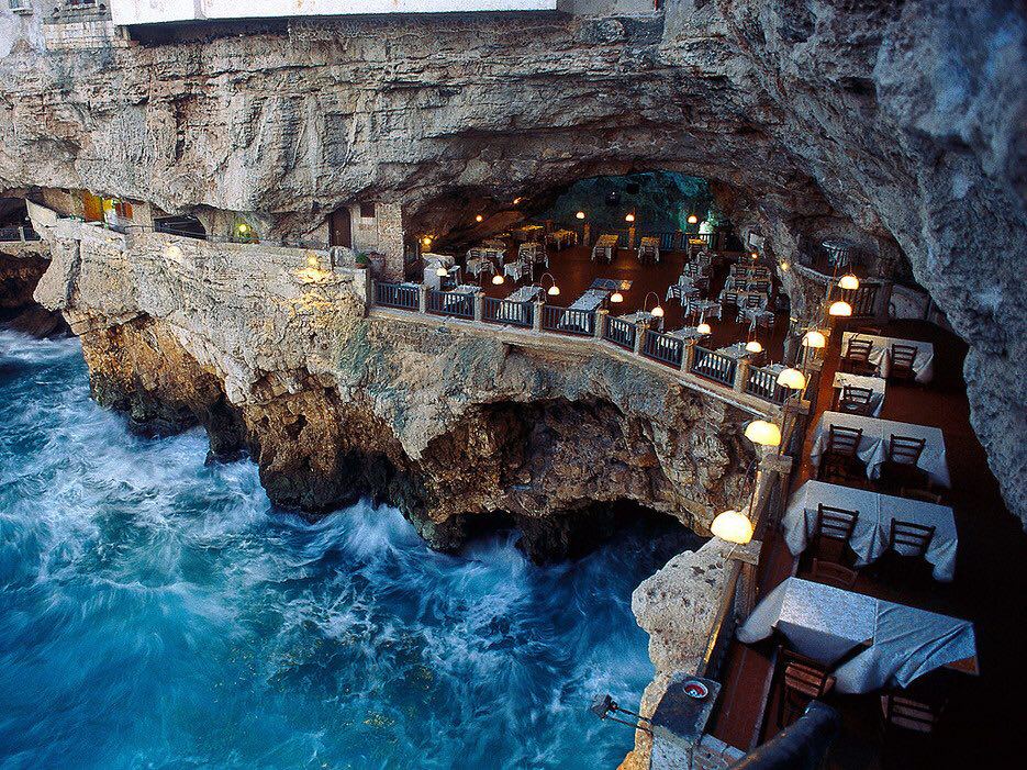 رستوران زیبایی داخل غاری در ایتالیا + عکس