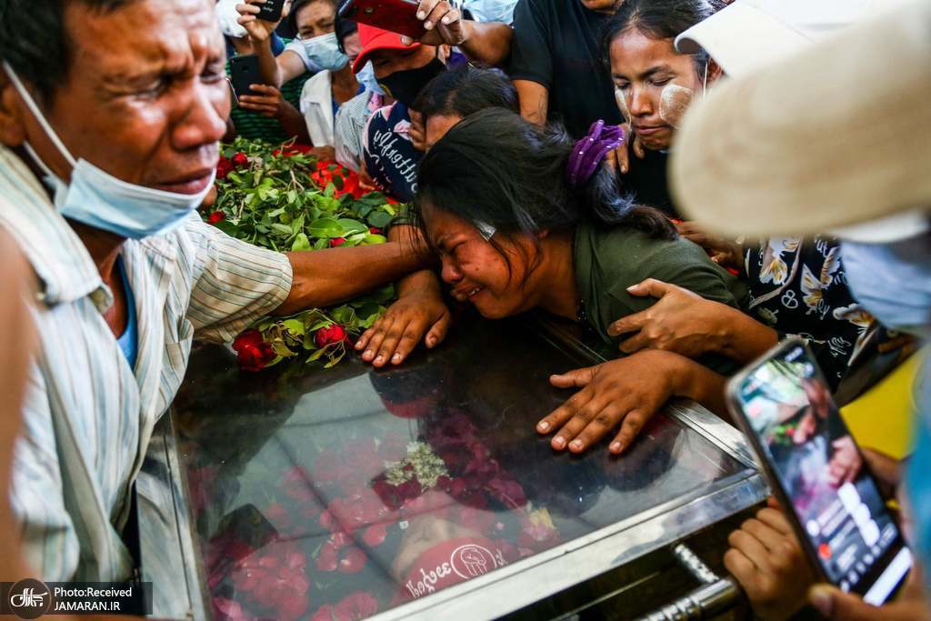  مراسم تشییع جنازه یکی از معترضین به کودتای نظامی میانمار + عکس