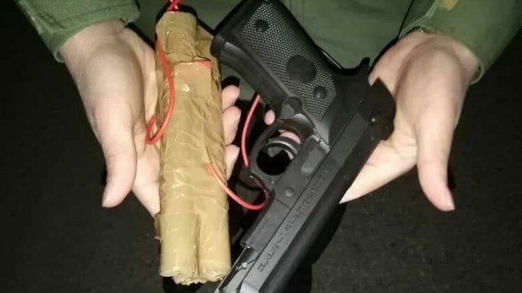 اسلحه پلاستیکی و بمب چوبی هواپیما رُبای پرواز اهواز - مشهد + عکس