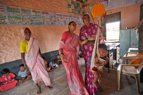 معاینه وزن نوزادان هندی +عکس