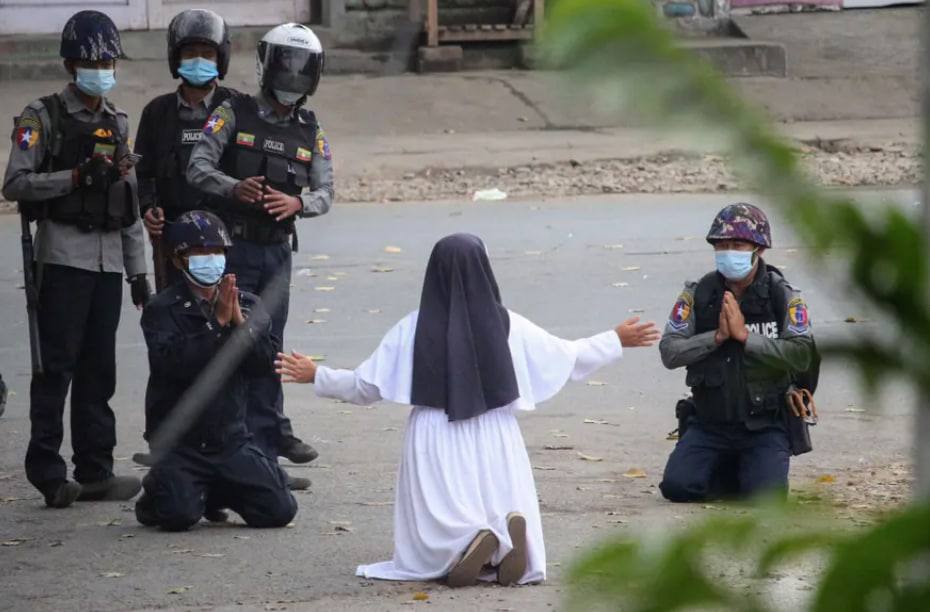 زانو زدن یک راهبه در مقابل پلیس میانمار + عکس