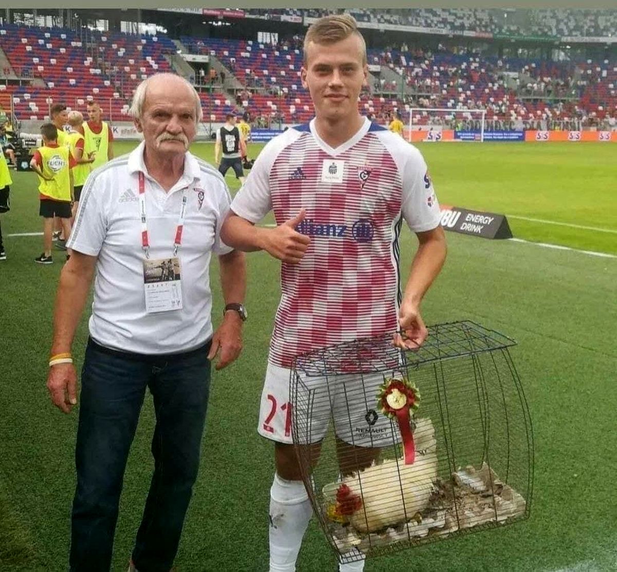 جایزه عجیب برای بهترین بازیکن لیگ+ عکس