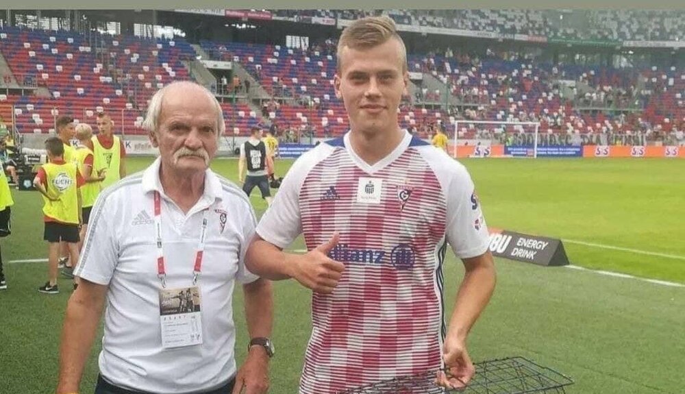 بهترین بازیکن فوتبال «مرغ» جایزه گرفت! + عکس