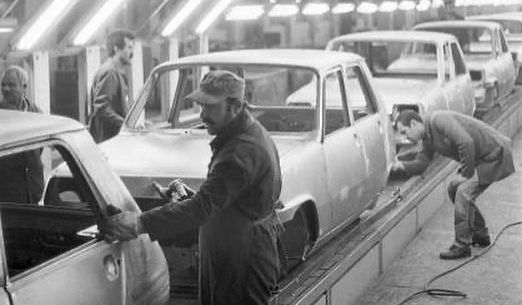 خط تولید خودرو رنو ۵ در سال ۱۳۶۶ + عکس