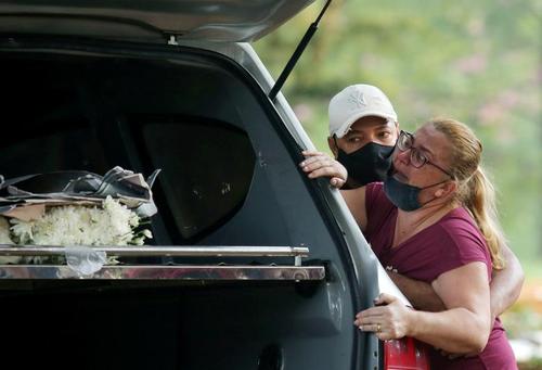 جدایی دختر از پیکر مادر که در اثر ابتلا به کرونا درگذشته است + عکس