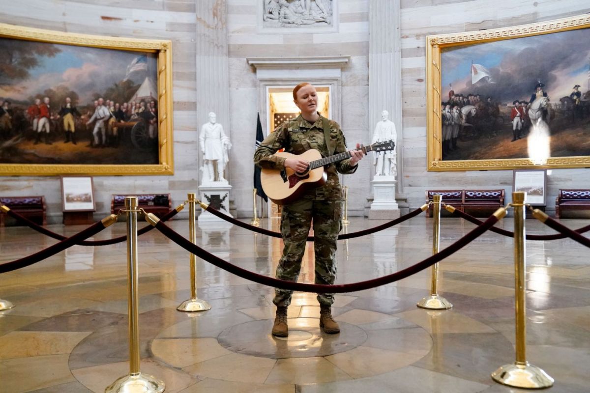 نوازندگی و ترانه خوانی افسر زن نیروی گارد ملی آمریکا +‌عکس