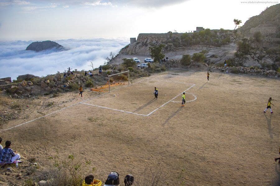 زمین فوتبالی بر فراز ابرها در عربستان! + عکس