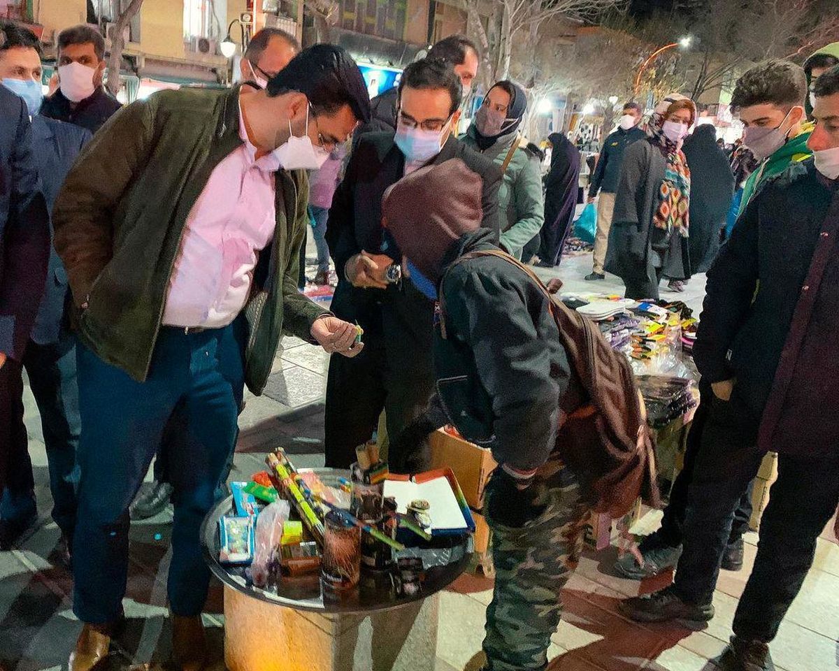 ترقه خریدن آقای وزیر در بازار همدان لو رفت؟! +عکس