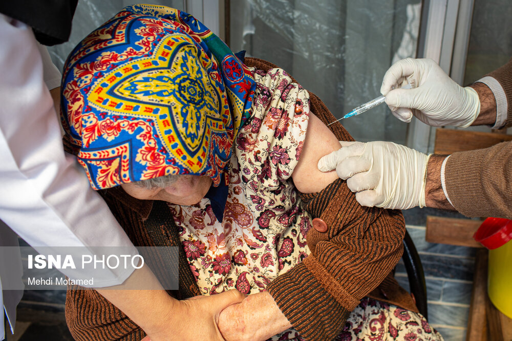تزریق واکسن کرونا به سالمندان در قزوین + عکس