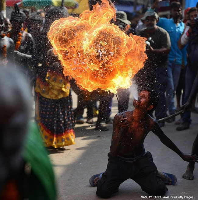 آتش بازی عجیب در آیین مذهبی هندوها + عکس