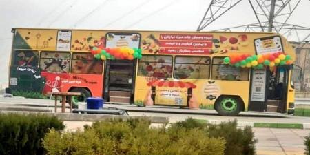 میوه‌فروشی با اتوبوس در تهران + عکس