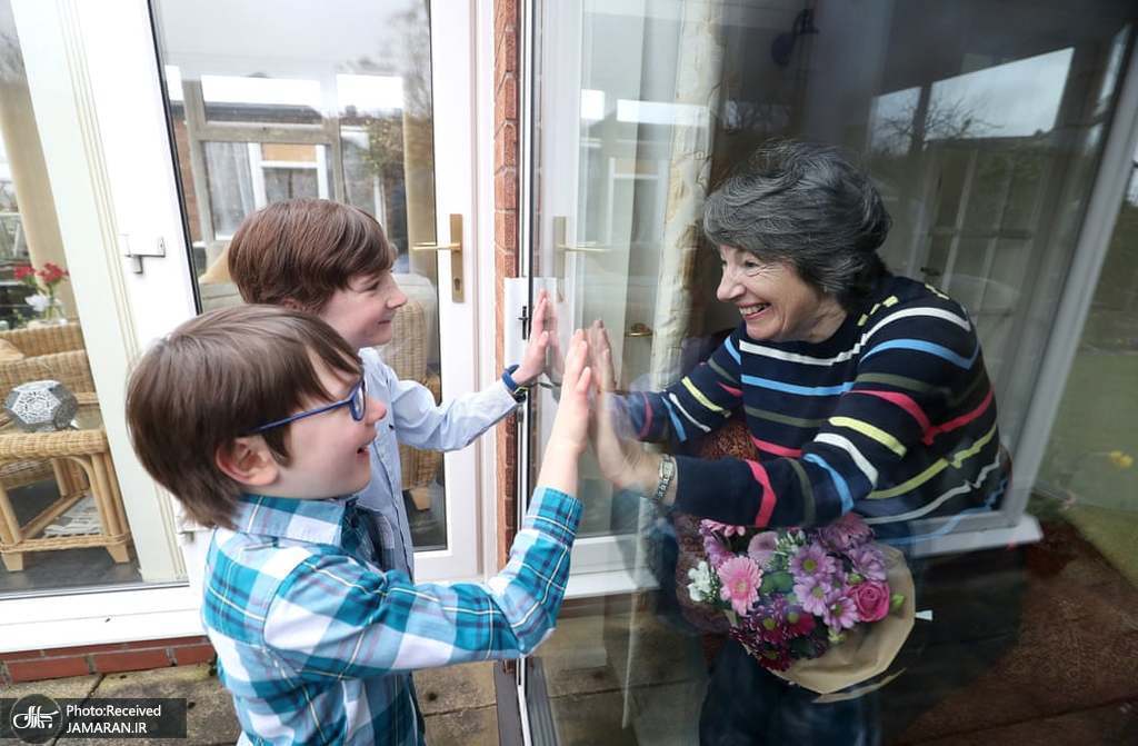 دیدار مادر بزرگ انگلیسی با نوه ها از پشت پنجره + عکس