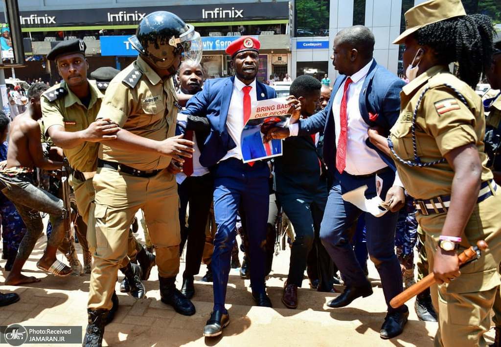 دستگیری رهبر مخالفان حکومت اوگاندا + عکس