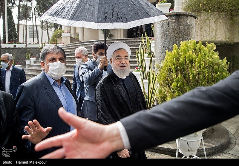 چتری برای رییس جمهور در یک روز بارانی! + عکس