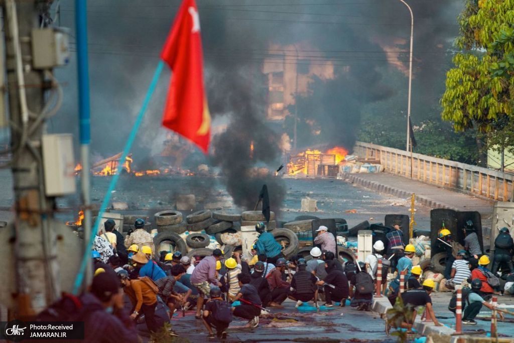 درگیری معترضان ضد کودتا با نیروهای امنیتی در یانگون + عکس