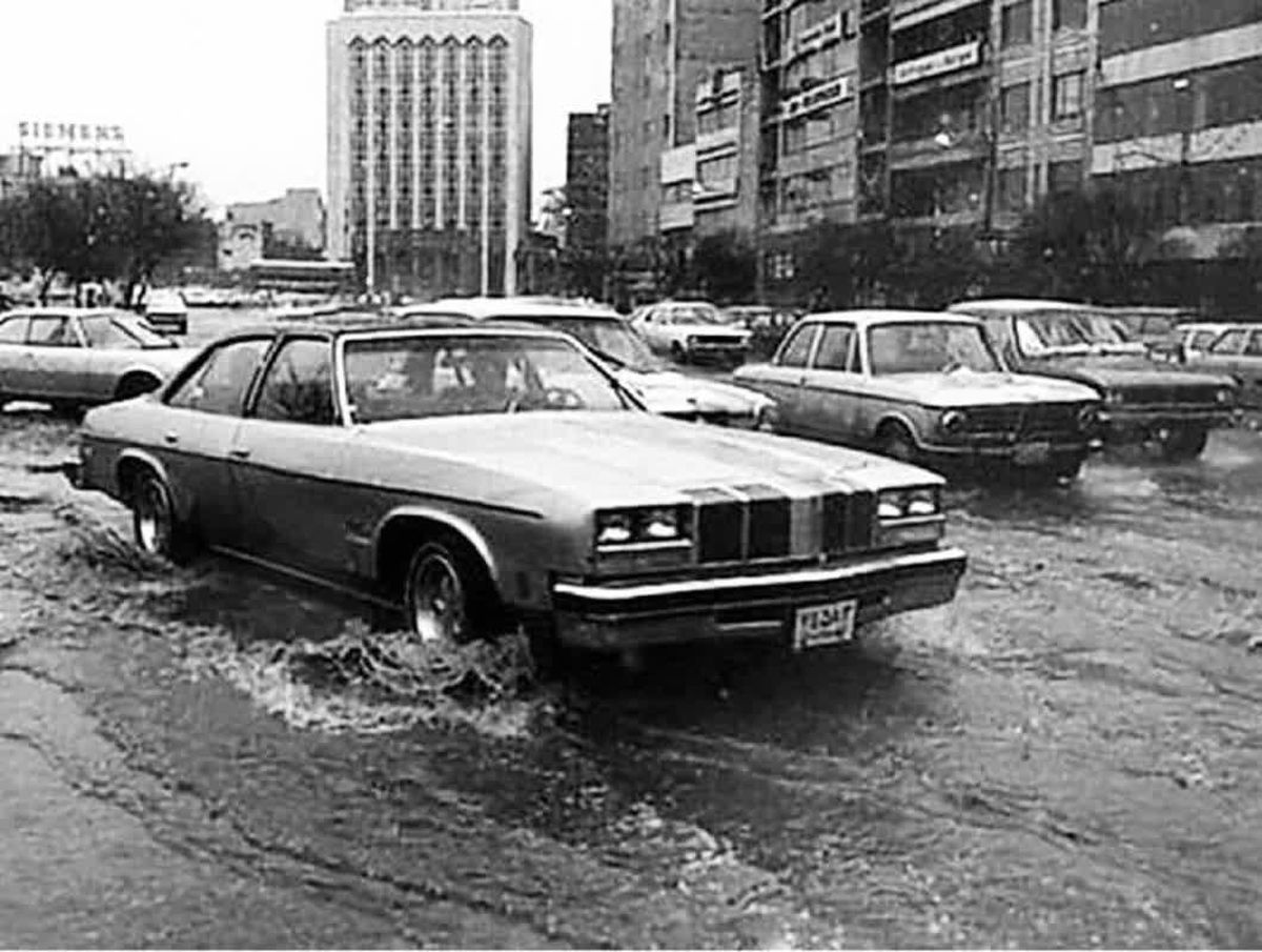 یک روز بارانی در تهران سال ۱۳۵۵ + عکس