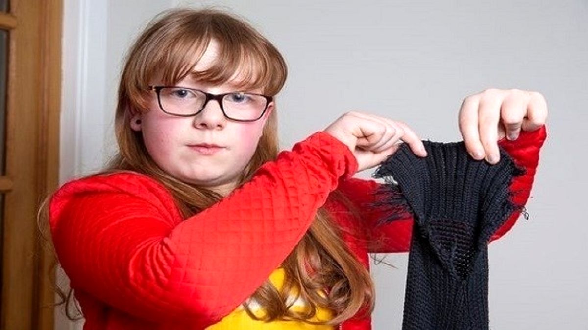 این دختر بچه همه چیز حتی لباسهایش را می خورد! +عکس