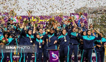 مراسم جشن قهرمانی در لیگ برتر فوتبال بانوان + عکس