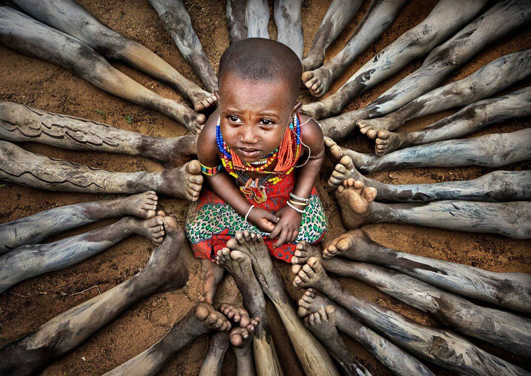 ‏کودکی در محاصره + عکس