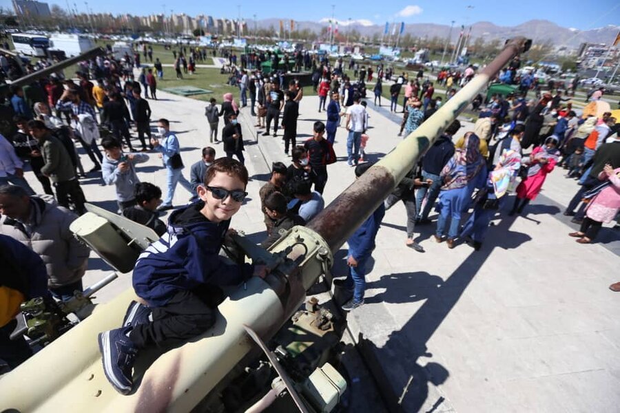 هیجان مردم از شلیک توپ در میدان آزادی+ عکس