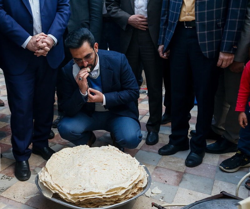 وزیر روحانی در حال خوردن نان محلی +عکس