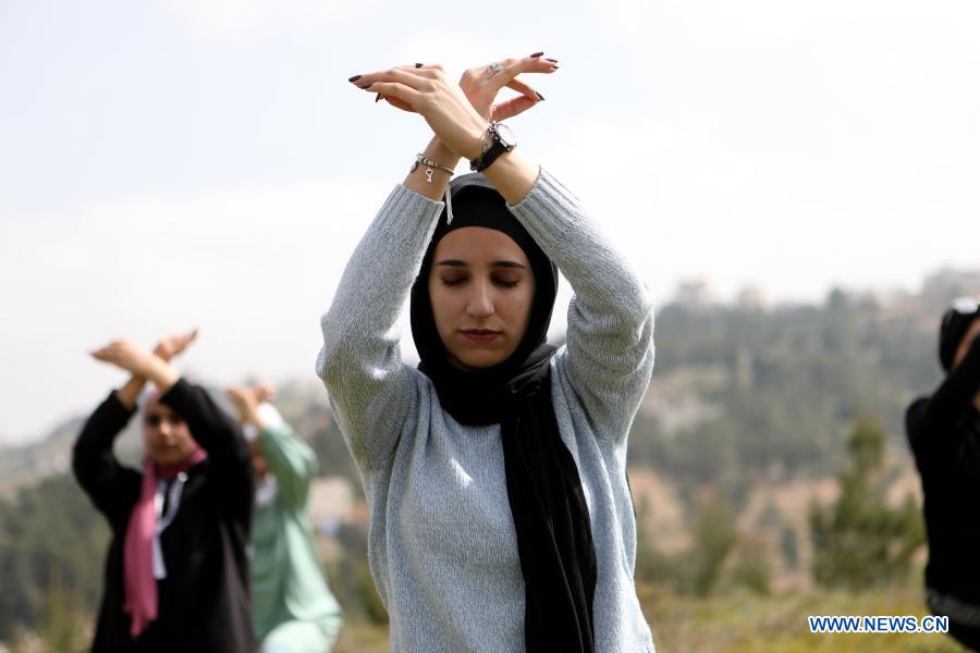 زنان فلسطینی در حال انجام تمرین یوگا + عکس