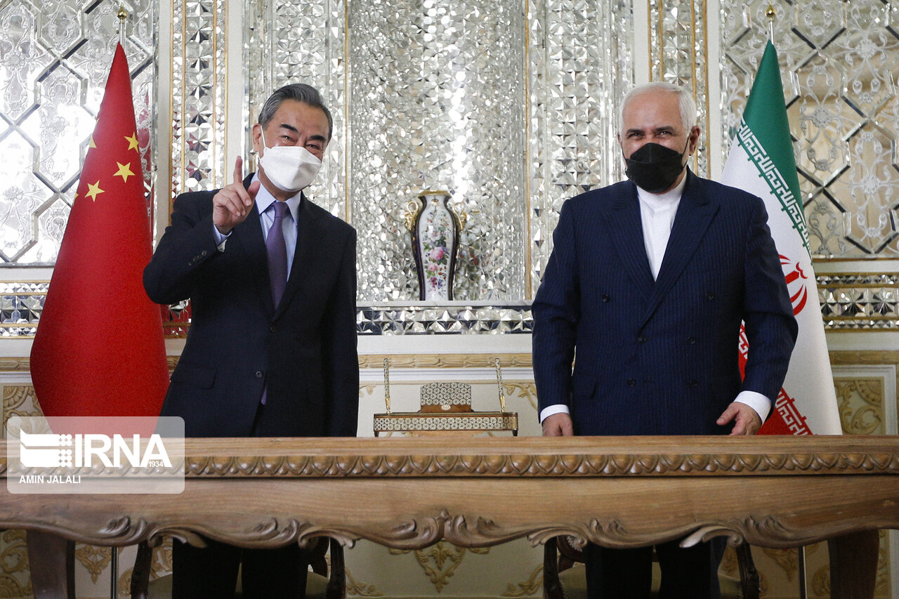 ژست صمیمی وزیر امورخارجه ایران و چین هنگام امضای سند جامع همکاری + عکس