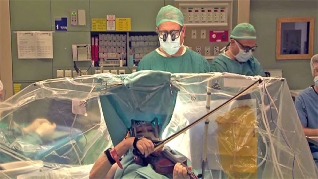 عجیب ترین اتفاقات در اتاق عمل؛ از نواختن ویولن تا آواز خواندن حین جراحی گلو+عکس