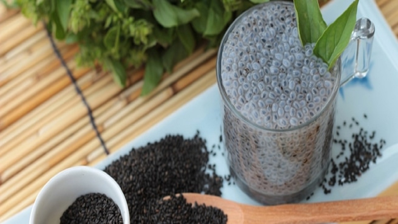 ۱۰ خاصیت اعجاب‌انگیز دانه‌ ریحان برای سلامتی