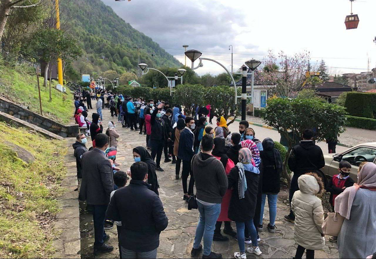 صف طولانی برای تلکابین و سورتمه در نمک‌ آب‌رود + عکس