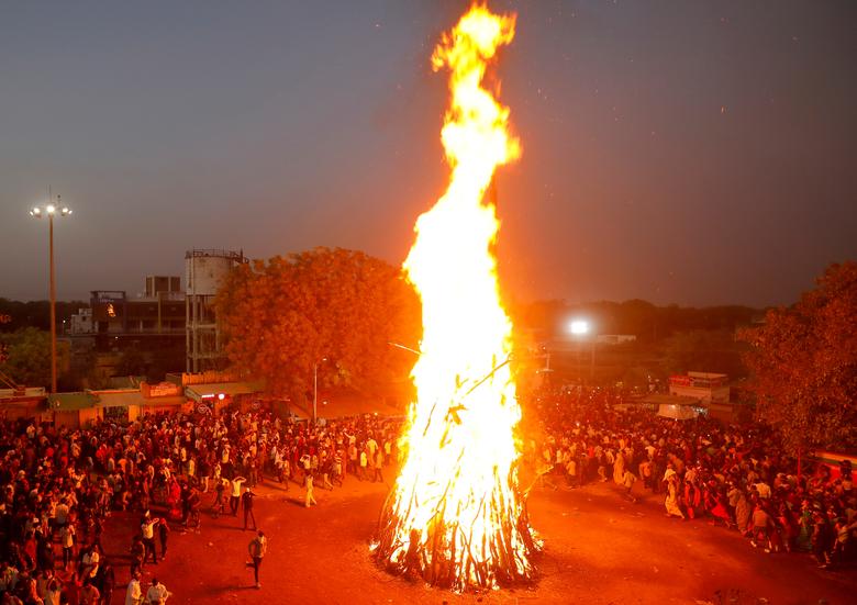 برپایی آتشی بزرگ در مراسم آئینی هندوها +‌ عکس
